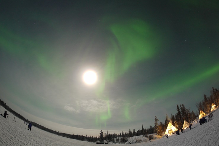 달과 어울리는 오로라