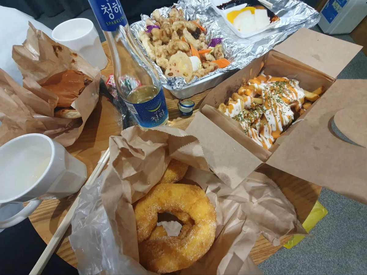 탕수육-꽈배기-햄버거-그리고-청하-한-병