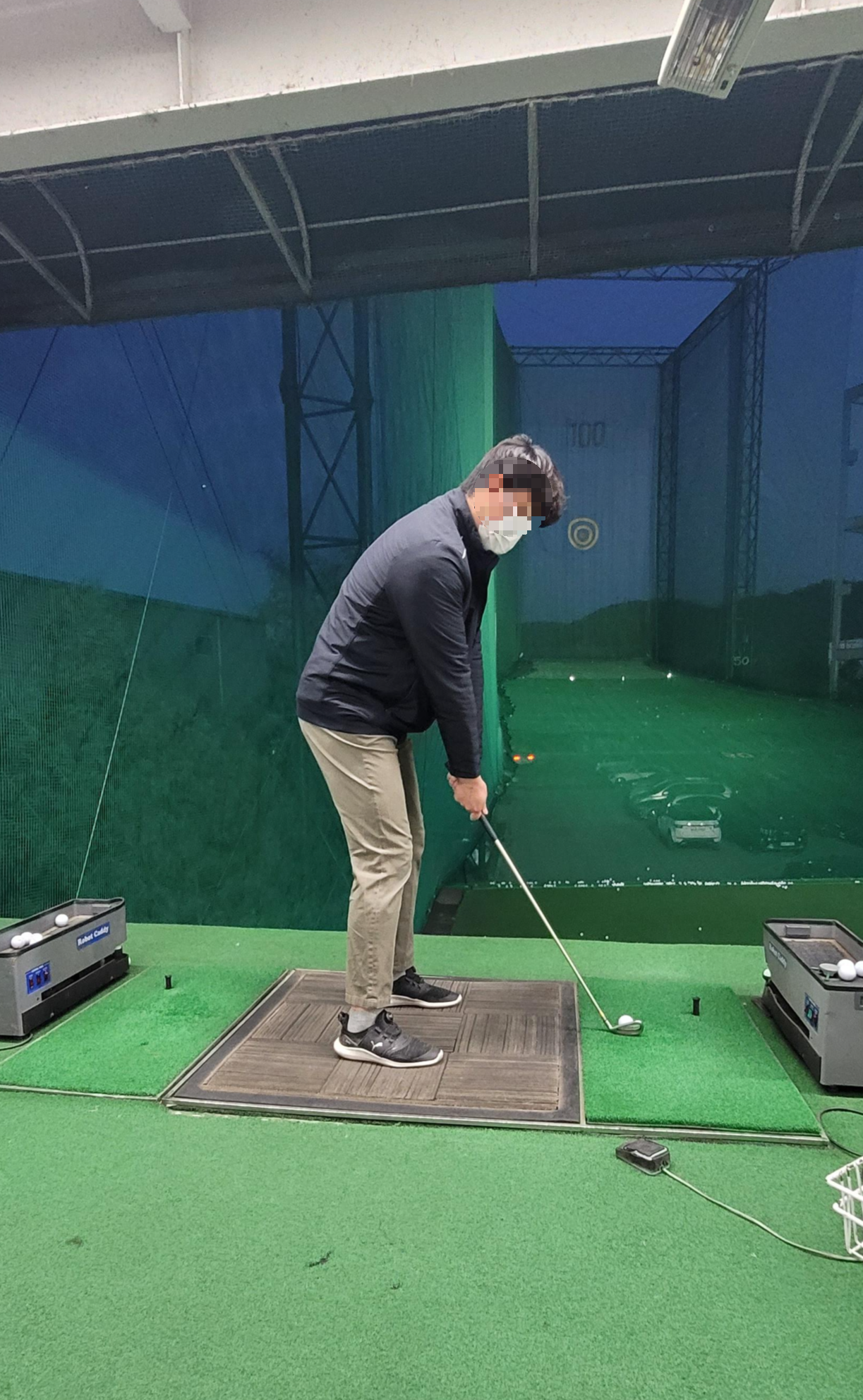 몸 앞쪽 카메라 각도로 찍은 골프 측면 스윙 사진