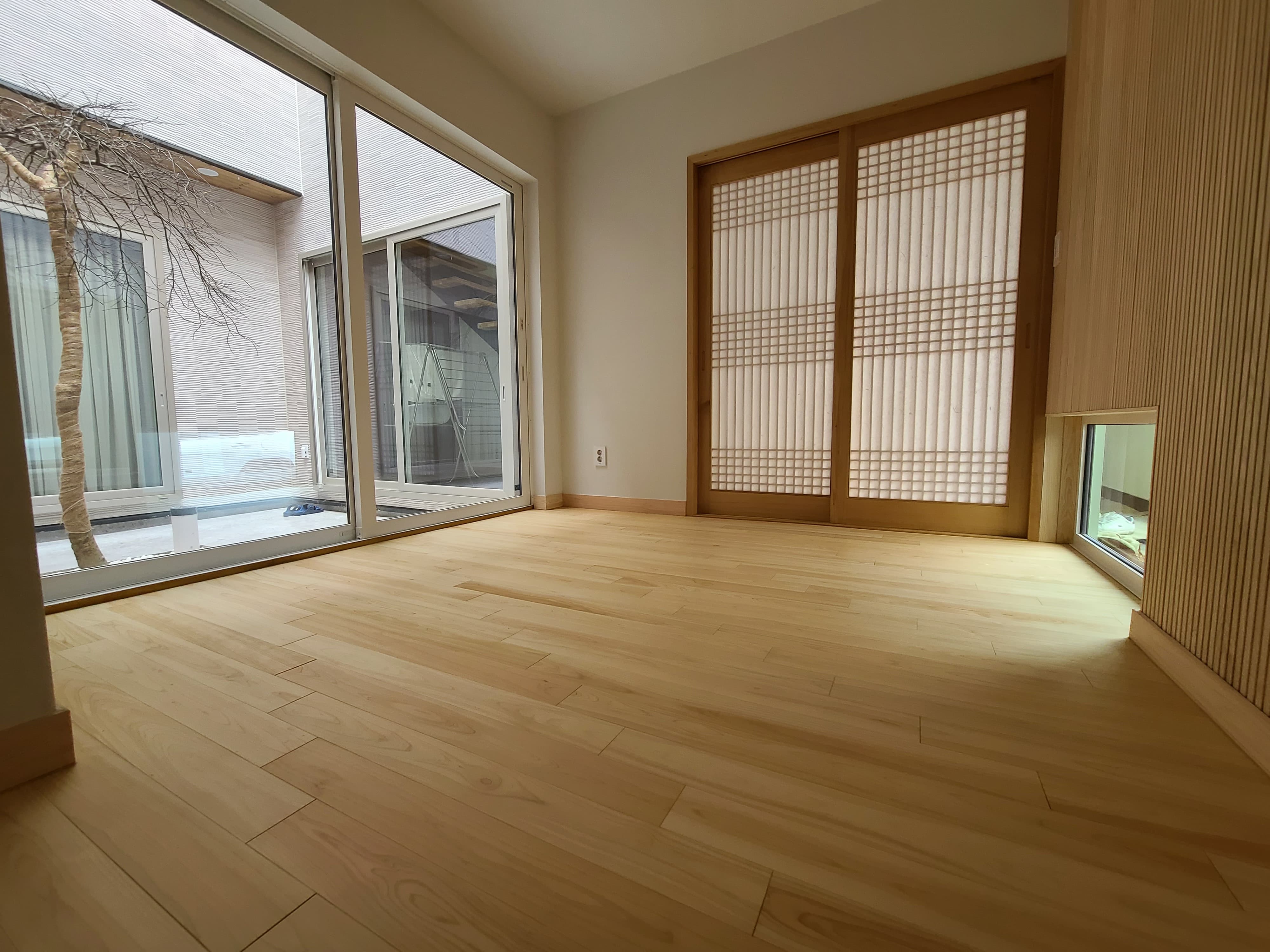 미니멀 인테리어와 히노끼 조화