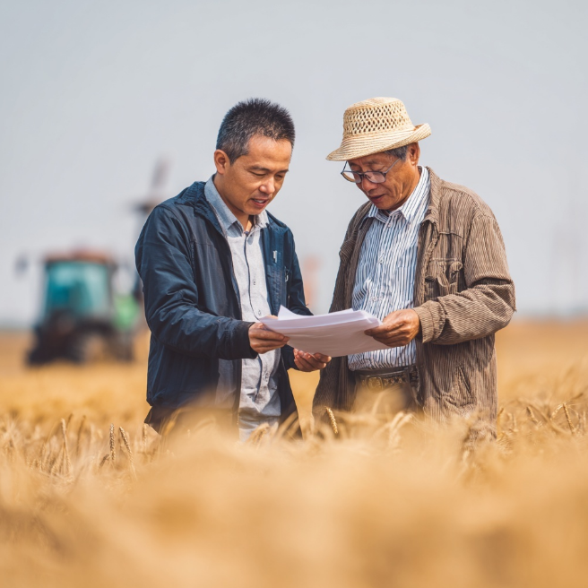 농부와 피해작물 상담중