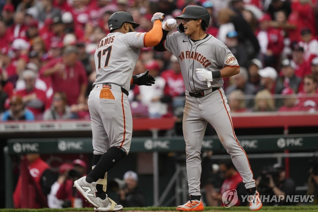 이정후, 개막전에서 빛난 선구안으로 팀 승리 견인