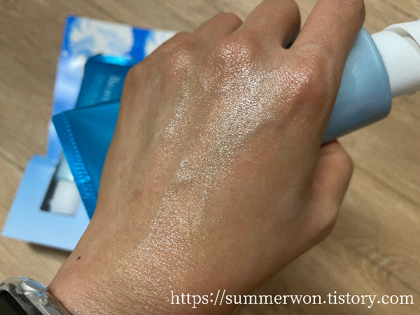 비오레 아쿠아리치 에센스 손등 테스트