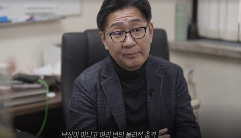 아이의 뇌골절은 낙상이 아니라고 말하는 전문가