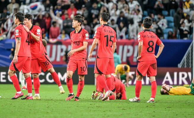 공격하는 김민재 선수와 황인범 선수