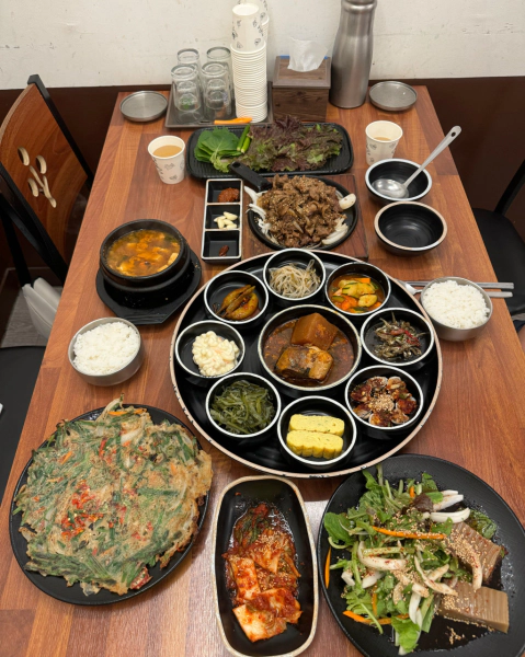 기다려야 제맛 14첩 숯불고기 한 상