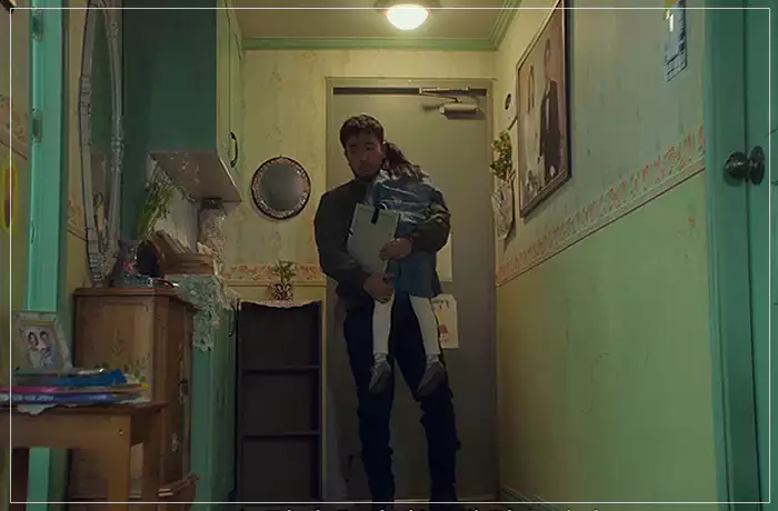무빙-주원-희수를-않고-집에-들어오다