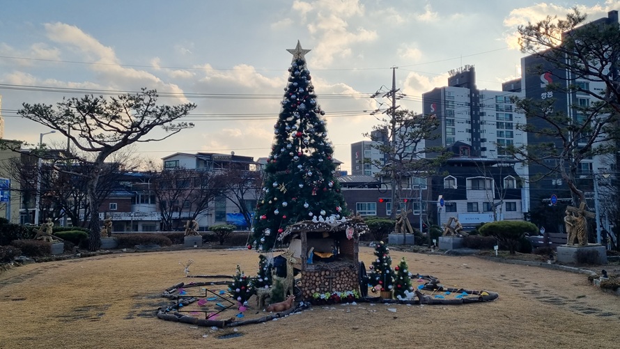 안성 대천동성당 야외 십자가의 길, 크리스마스 트리, 성탄 구유 사진