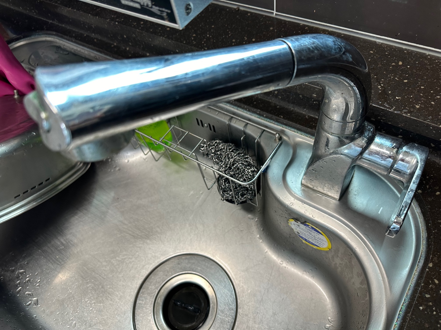 오래되어 때가 끼고 손잡이 부분이 손상된 주방수전 헤드