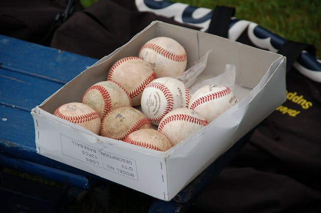 기아타이거즈 원정경기 일정 야구 공이 담겨 있는 상자
