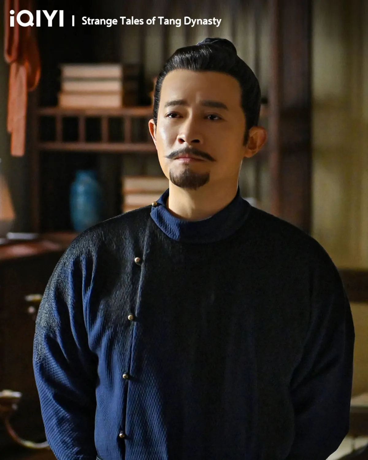 입을-굳게-다물고-쳐다보는-소무명