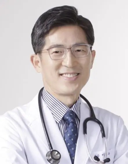 이필수 의협 회장: 이 회장은 긴급 기자회견을 통해 정부의 정책에 대한 비판을 표명하였다.