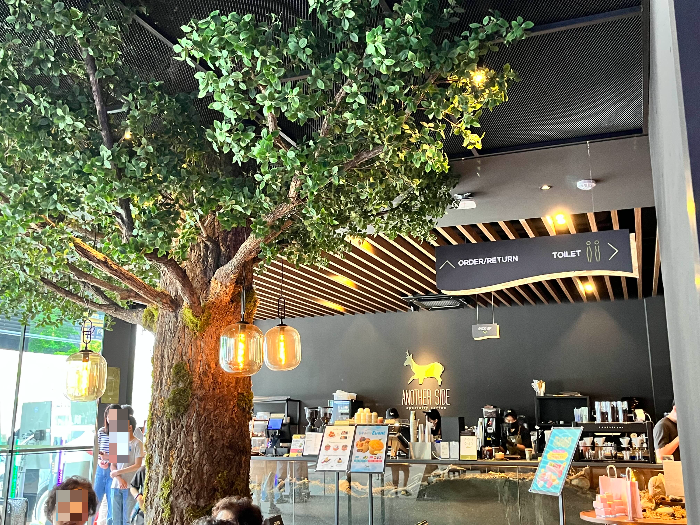 어나더사이드 내부 나무