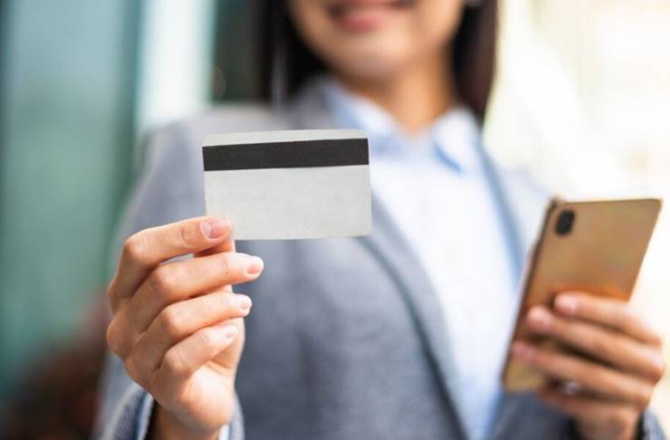 카드를 보여주는 여자