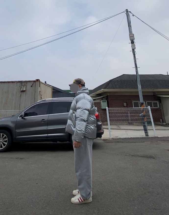 데일리룩('26.2.14.)블루썬플라워 SUN로고 카모볼캡, 무신사 무신사스탠다드 실버 숏패딩 숏점퍼, 토피 스웻 집업후드티, 토피 벌룬핏 와이드팬츠, 아디다스 슈퍼스타 82 레드