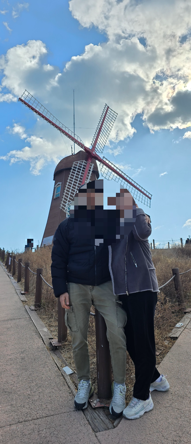거제 바람의 언덕 풍차 앞에서 찍은 사진