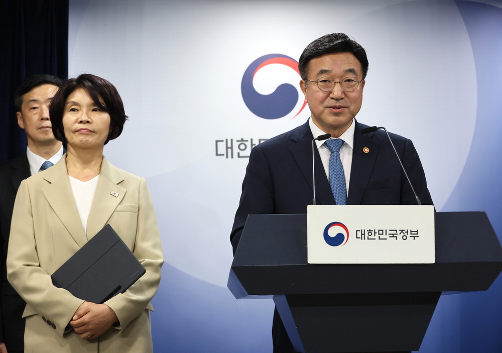 정부조직 개편 방안에 대해 발표하고 있는 윤호중 행정안전부 장관. 연합뉴스