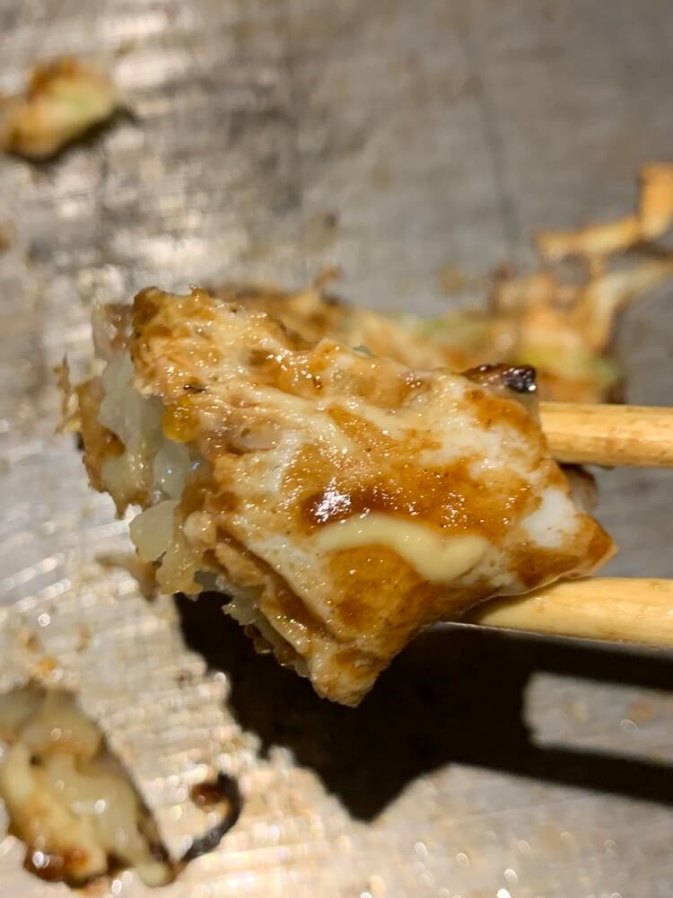 계란이 얇게 덮힌 오코노미야키