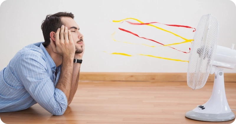 선풍기 쐬는 남자