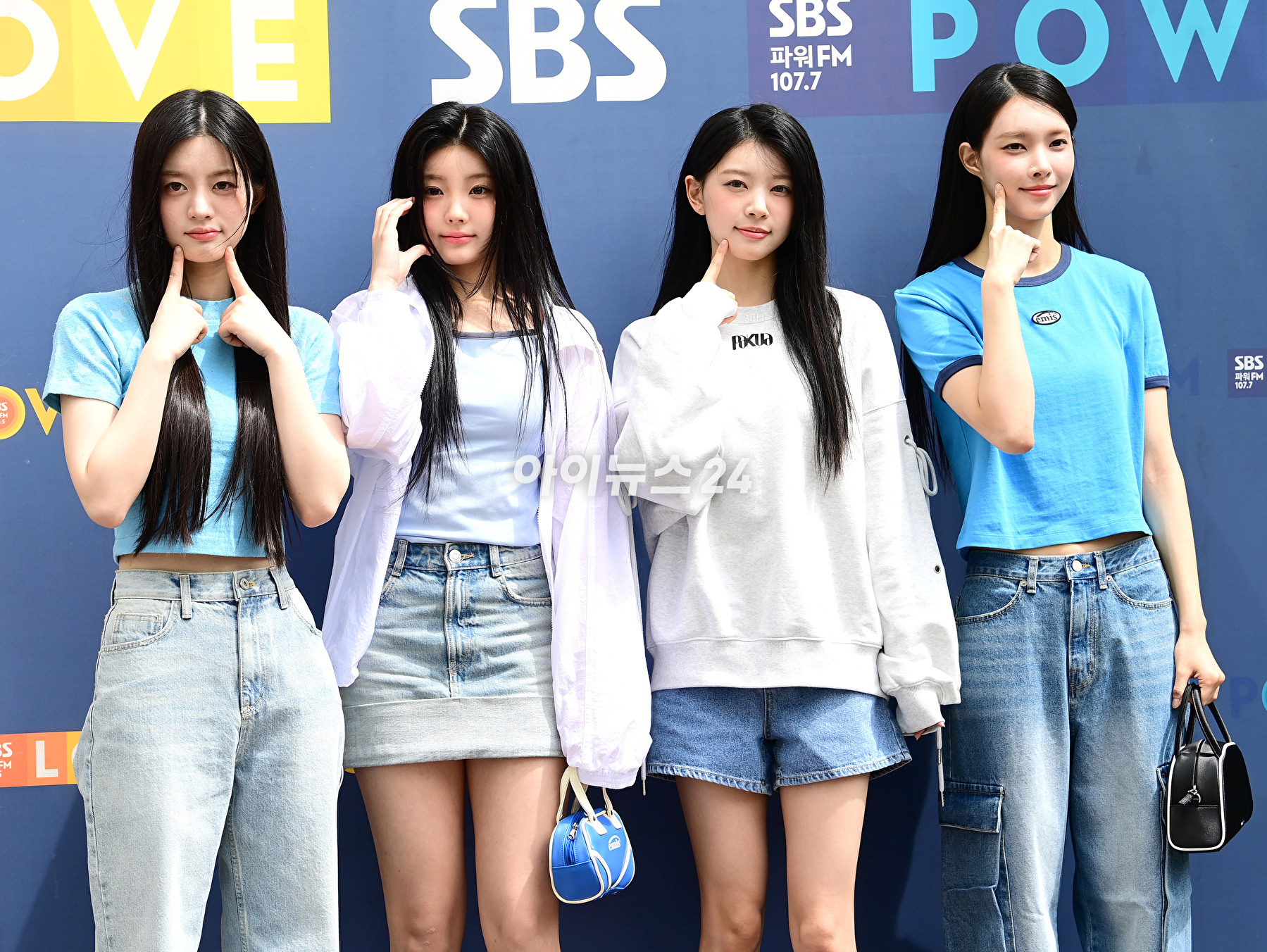 그룹 아일릿(ILLIT) 민주-원희-모카-윤아가 24일 오후 서울 목동 SBS에서 진행되는 SBS 라디오 파워FM '두시탈출 컬투쇼' 참석 전 포토타임을 갖고 있다. [사진=정소희 기자]
