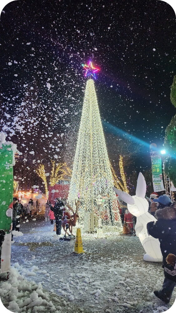 불빛과 주변사람들이 있는 크리스마스 트리