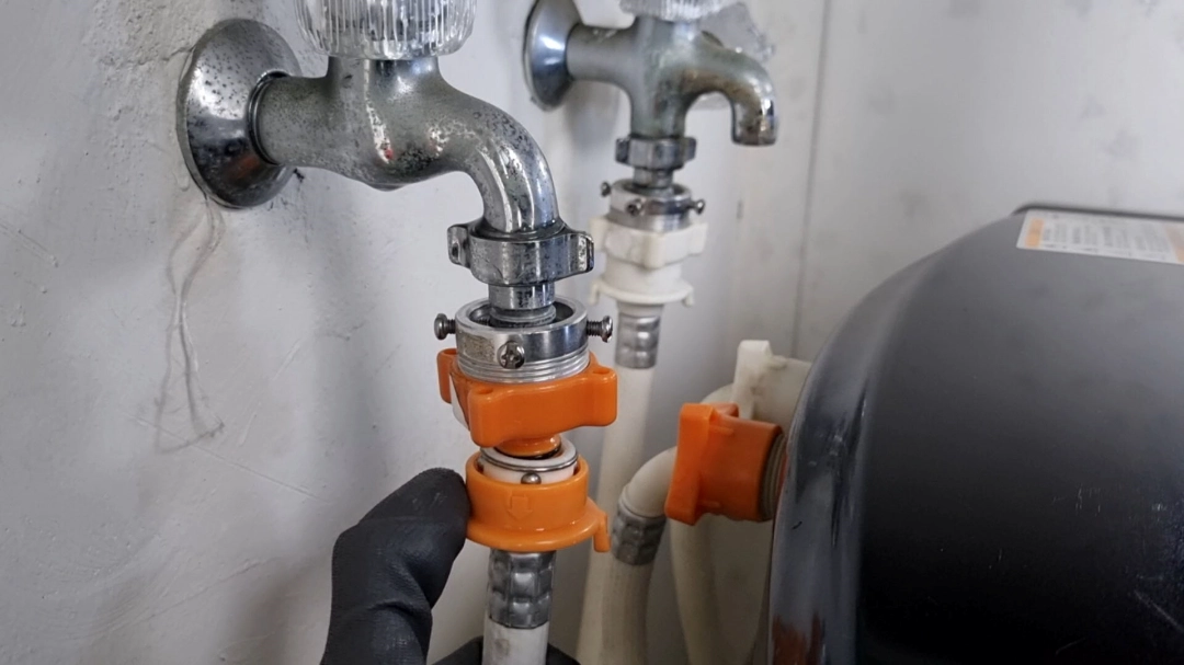 세탁기 호스 빼는 모습