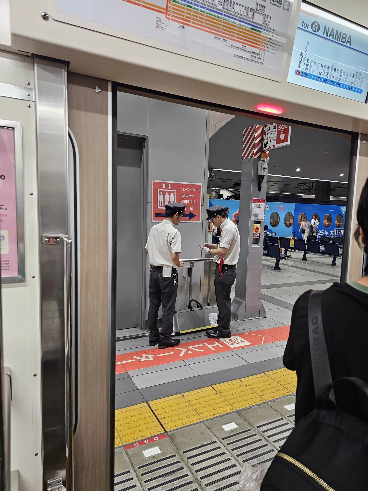 슬로프를 설치해주는 역무원 분들