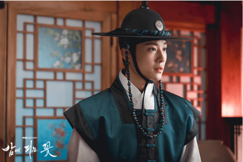 밤에 피는 꽃 박수호 모습