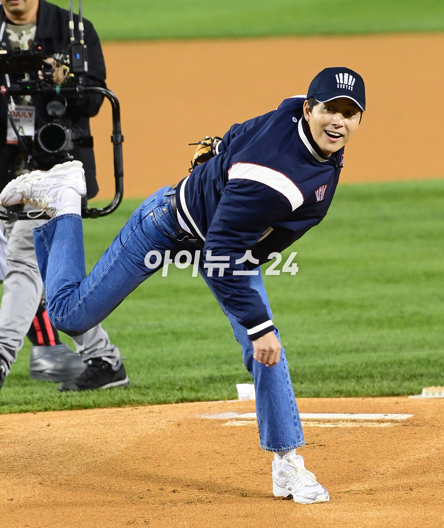 배우 정우성이 8일 오후 서울 잠실야구장에서 열린 '2023 프로야구 KBO리그' 포스트시즌 한국시리즈 2차전 LG 트윈스와 kt 위즈의 경기에서 시구자로 참석하고 있다. [사진=정소희 기자]