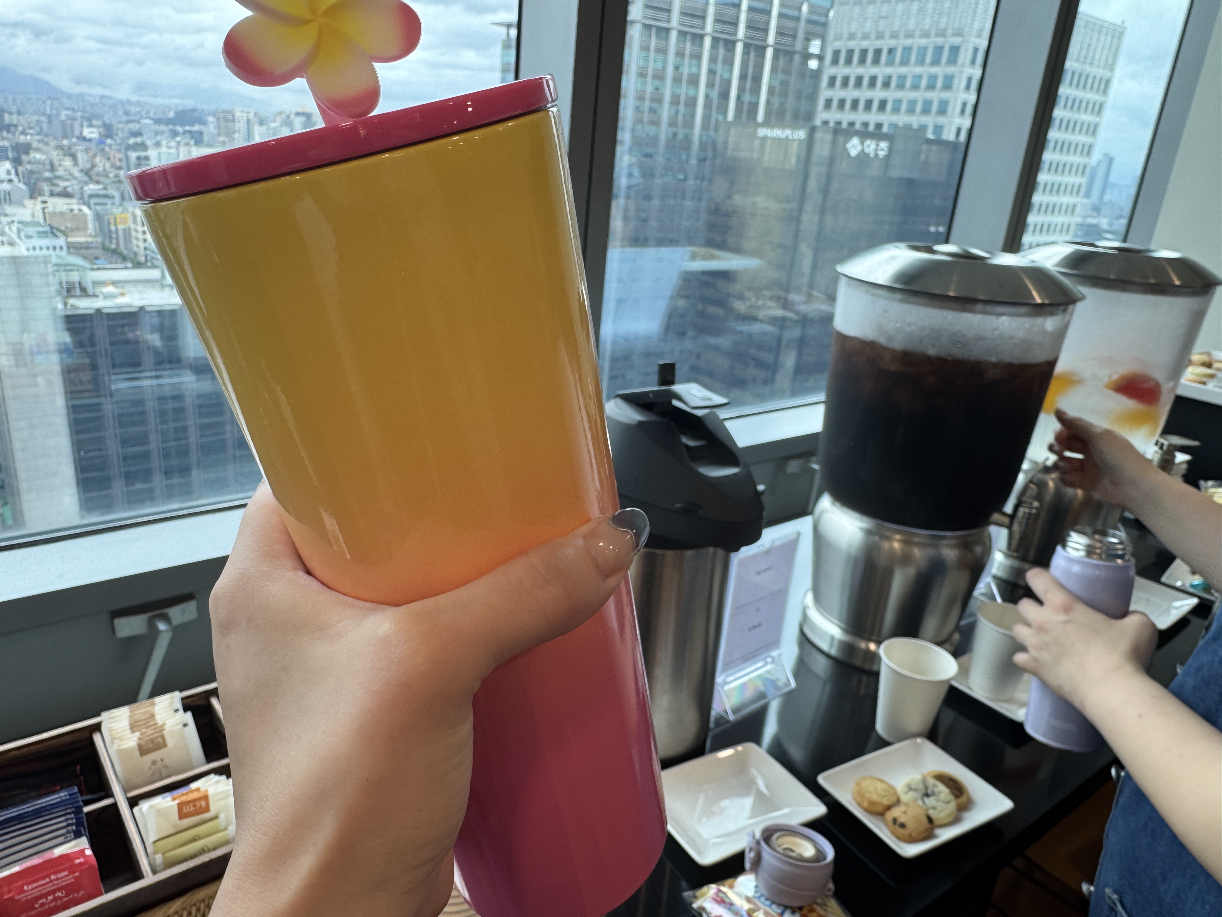 구글코리아 본사 라운지에서 텀블러에 커피를 담는 장면 – 연수 전 여유