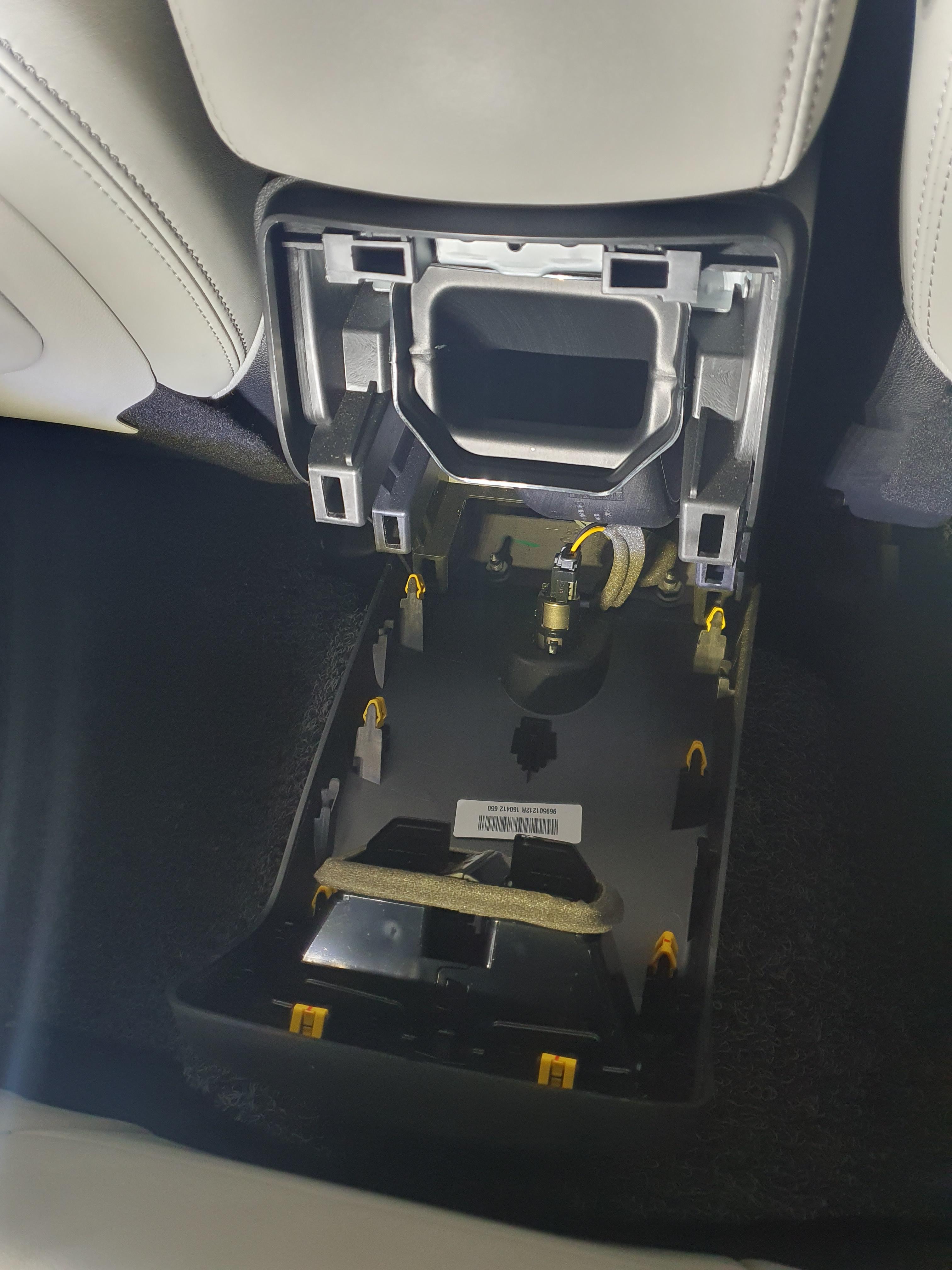 SM6 2열 에어벤트 커버 제거한 사진