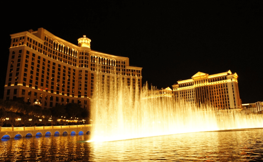 야간 조명으로 바라본 미국 라스베가스에 있는 분수