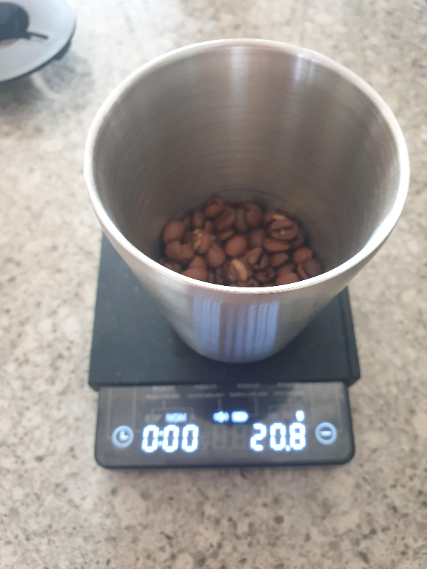 저울 위에 원두가 담긴 컵. 20.8g의 원두가 담겨있다.