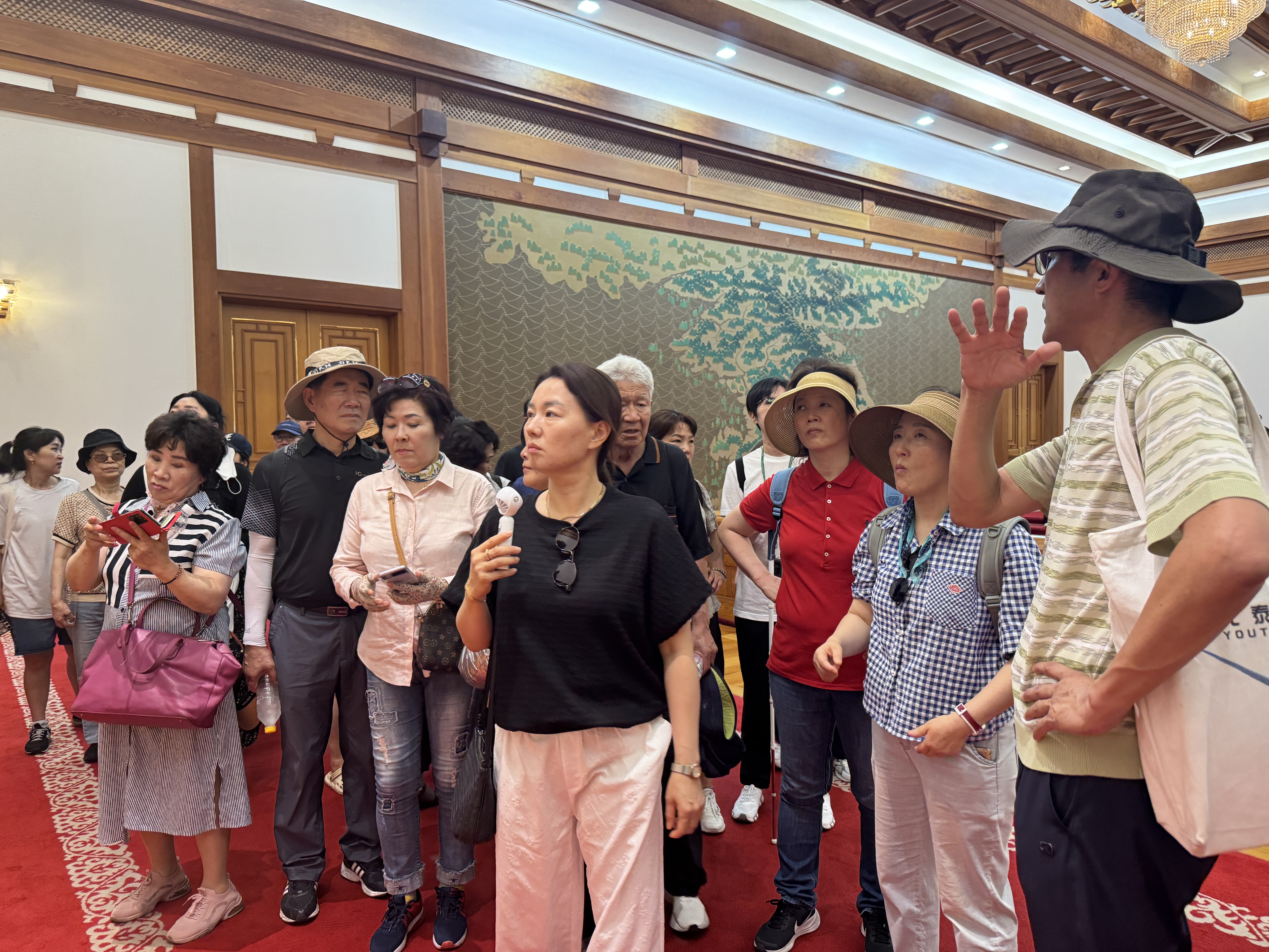 청와대 본관 내에서 다같이 관람하며 해설을 듣는 지회원들의 모습