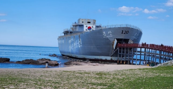 장사해수욕장과 장사상륙작전 모형배