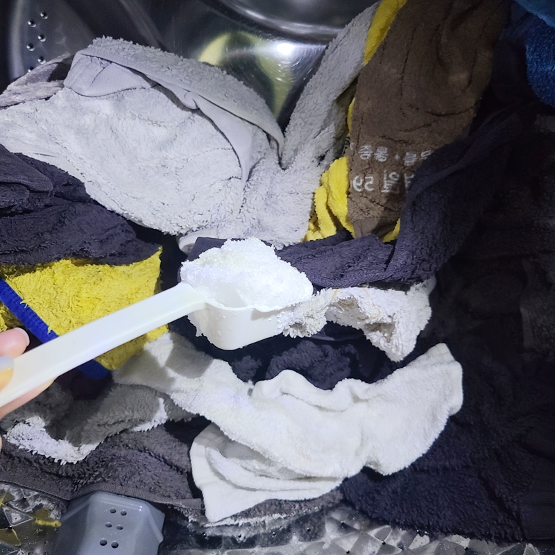 젖은 수건에 구연산 한스푼 넣기