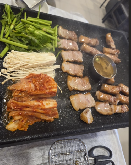 생삼겹살에 미나리 팽이버섯