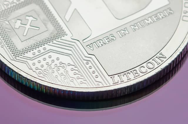 라이트코인(Litecoin)을 상징하는 실물 코인 이미지. 비트코인의 한계를 보완한 &lsquo;디지털 은&rsquo;으로서, 실용적이고 빠른 암호화폐의 특징을 나타냄. 라이트코인의 정체성과 기술적 차별성을 상징적으로 보여주는 대표 이미지 (litecoin, digital silver, cryptocurrency)