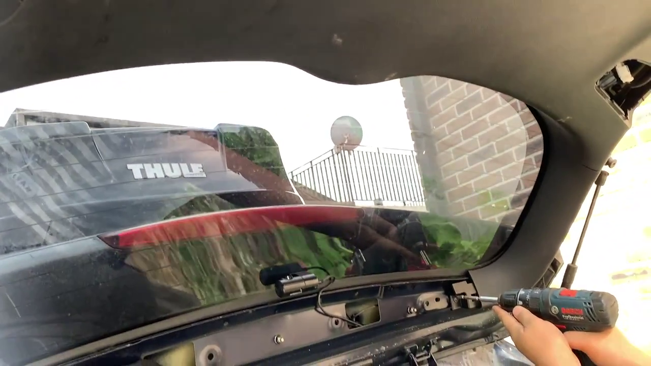 커버 제거 후 양족 나사 두개를 제거