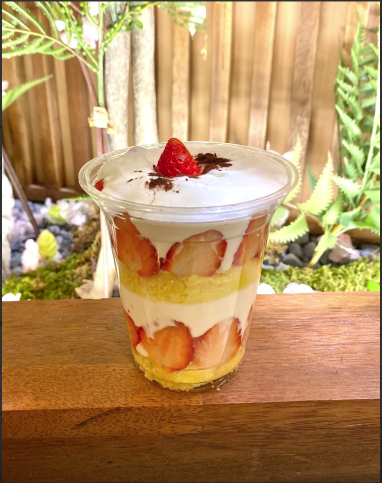 일본인회화카페호타루-이치고-생크림-케이크