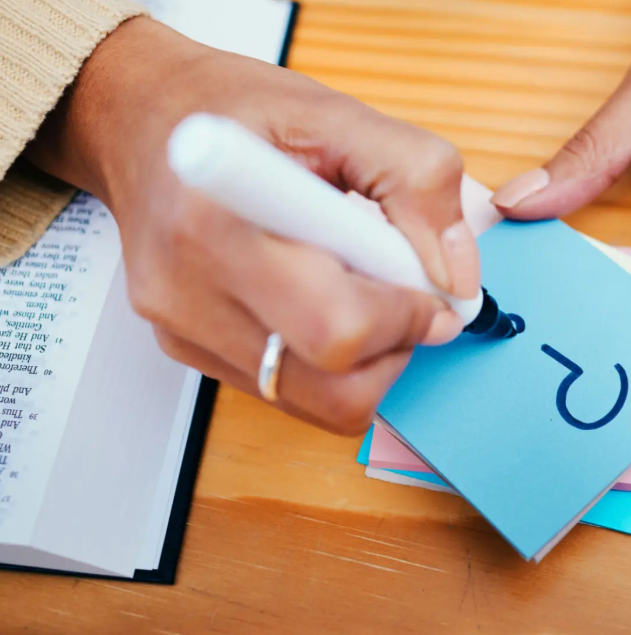 성경책과 물음표 사진