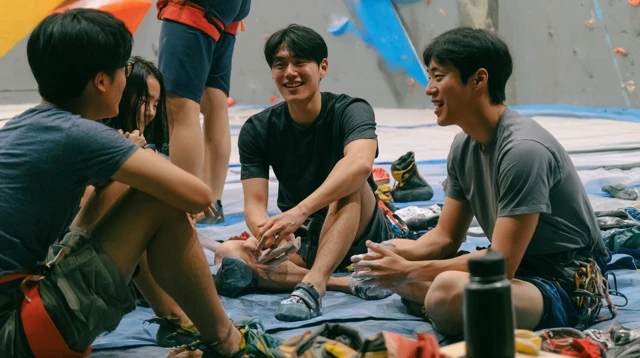 모임 분위기를 살피며 앉아 있는 신입
