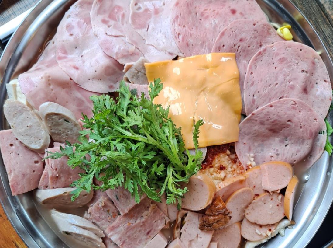 생방송투데이 한우물의 법칙 100% 수제햄부대찌개 끓기 전 모습