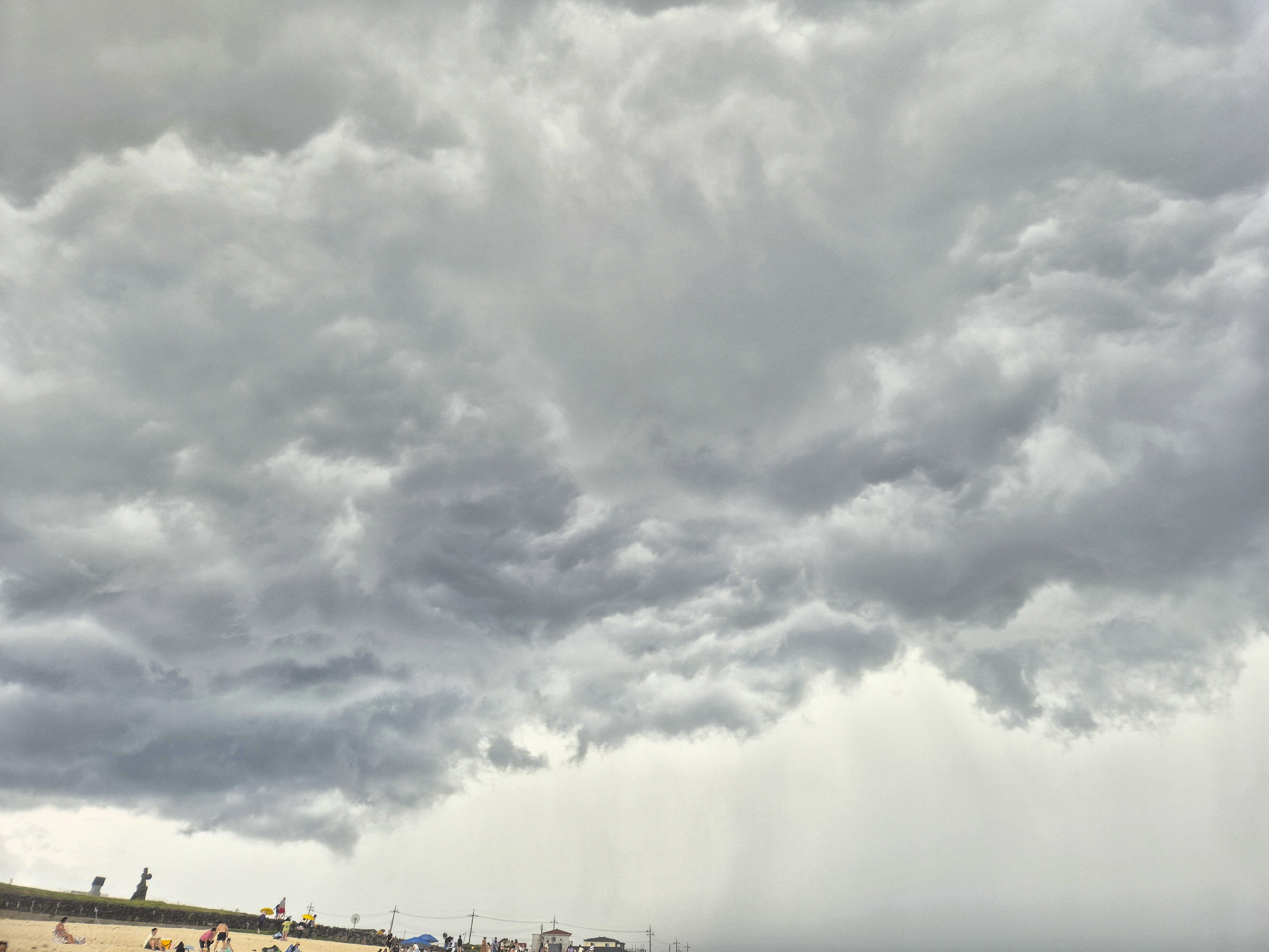 먹구름이 잔뜩 껴있을 때 물놀이를 즐기는 사진