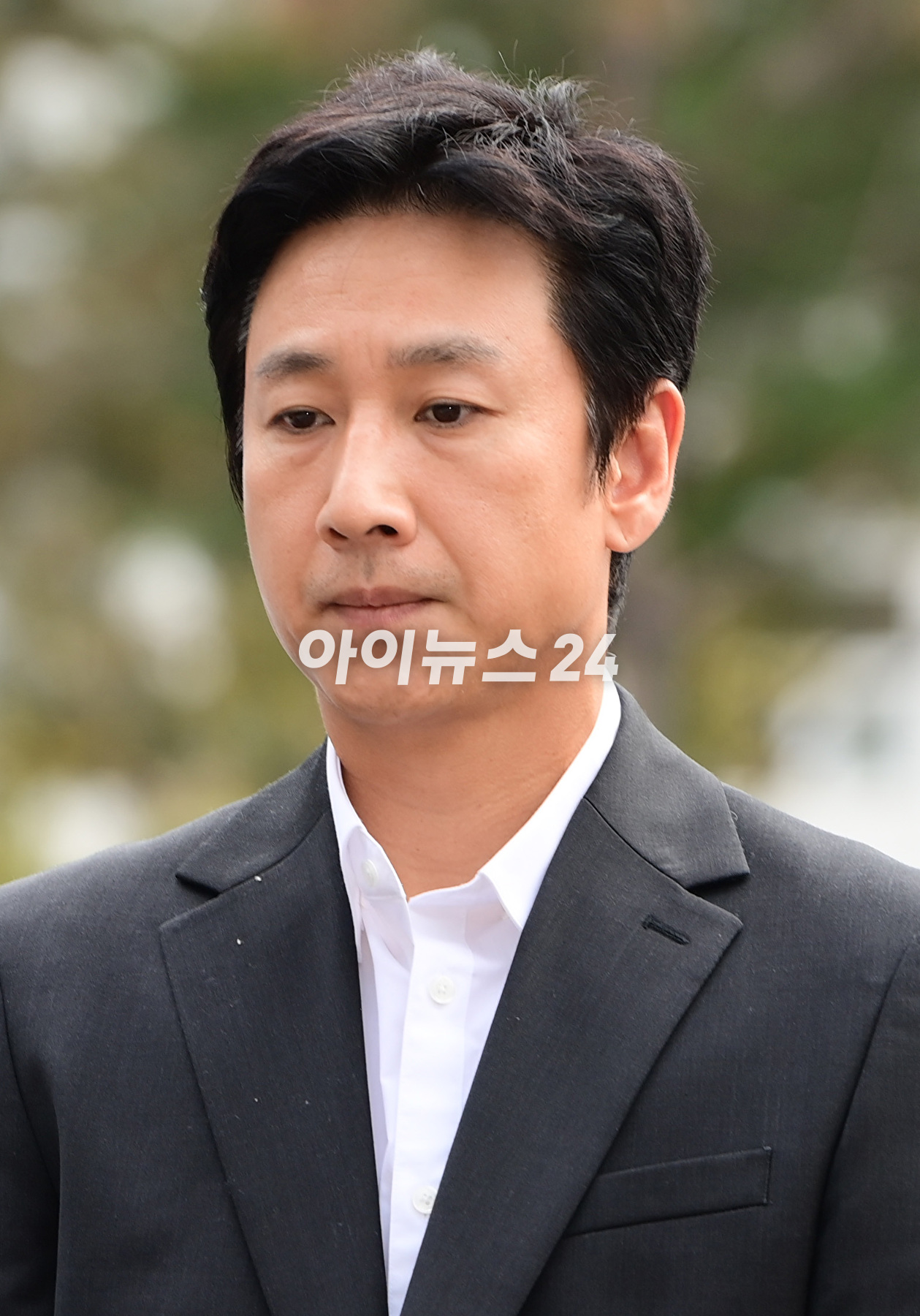 마약 투약혐의로 입건된 배우 이선균이 4일 오후 인천 남동구 인천논현경찰서로 출석하고 있다. [사진=정소희 기자]