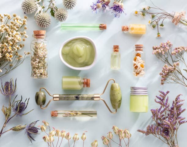 한국 전통 약초를 활용한 화장품, 피부에 정말 효과가 있을까?