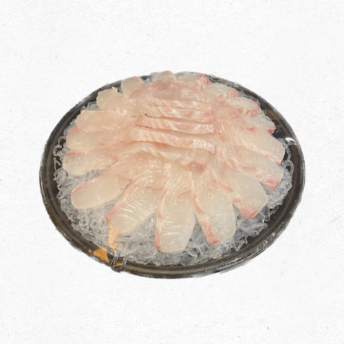 광어 회 한 접시의 고운 흰 살코기