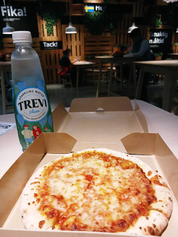 이케아 트레비와 피자한판