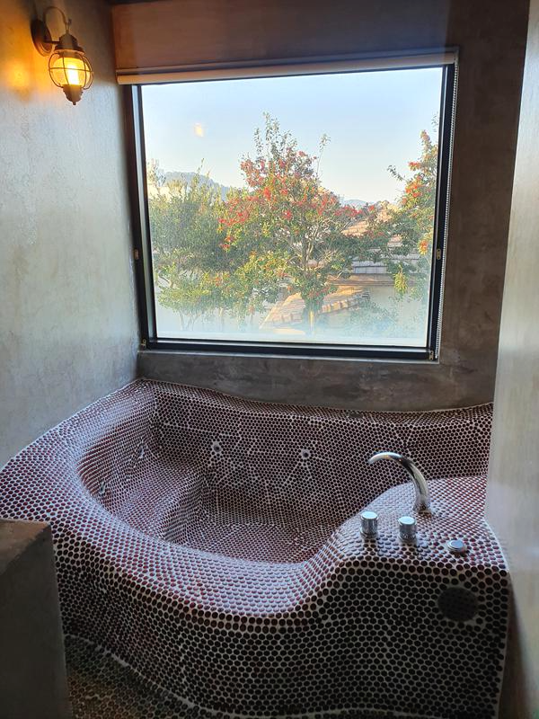 욕조-창밖으로-보이는-나무