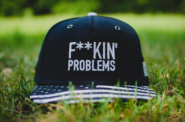 잔디위에 놓여있는 야구모자 이미지